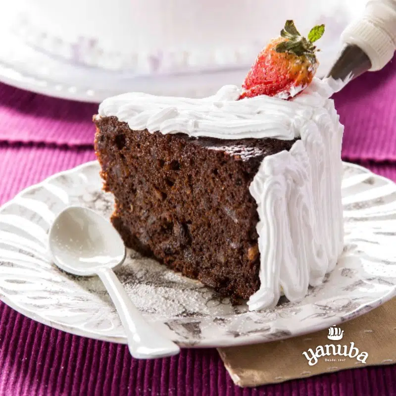 Ponqué Negro Tradicional Decorado en Merengue Italiano